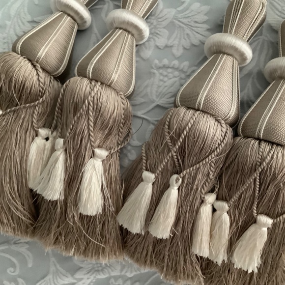 Set of 2 High end Drapery Tie Backs light taupe and off white/cream - Picture 2 of 3